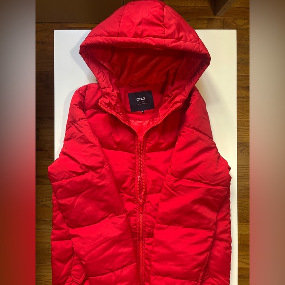 NWOT ONLY Red warm zip-up puffer jacket with a hood M - Picture 7 of 10